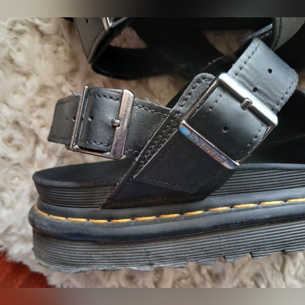🌟 Dr. Martens Women's VOSS Leather Strap Sandals - Picture 13 of 13